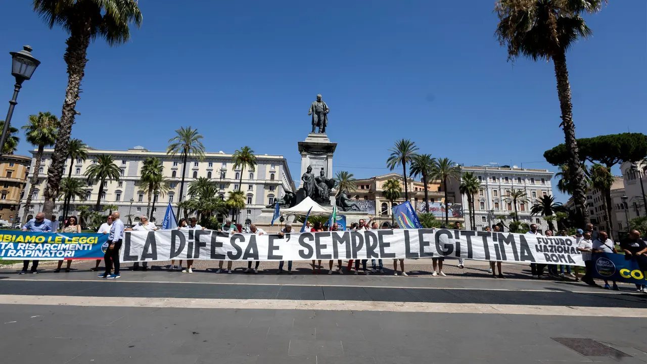 Il presidio di Futuro Nazionale, il partito del generale Roberto Vannacci, a sostegno dell'assoluzione di Mario Roggero. (Fotografia tratta dall'articolo di Vivana Ponchia/Quotidiano Nazionale)