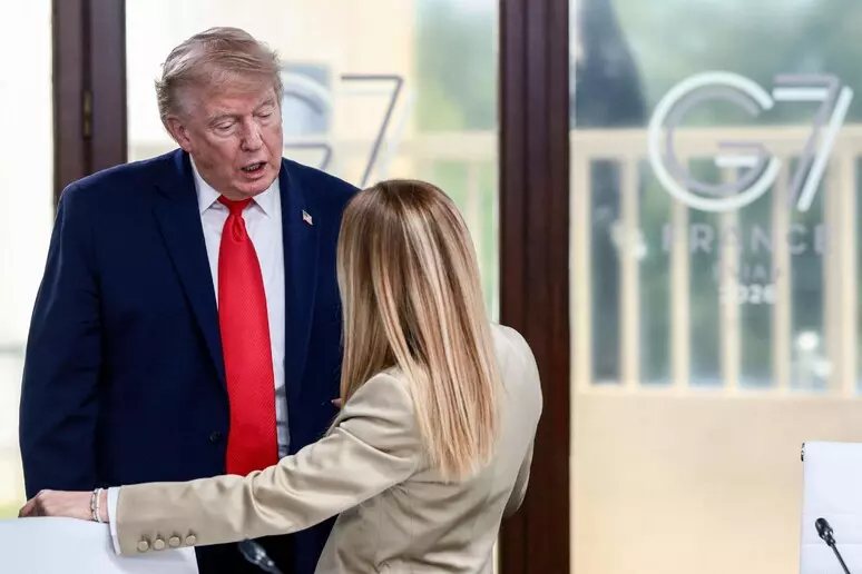 Giorgia Meloni e Donald Trump parlano al G7 di Evian, in Francia. (Fotografia di Ansa/AFP)