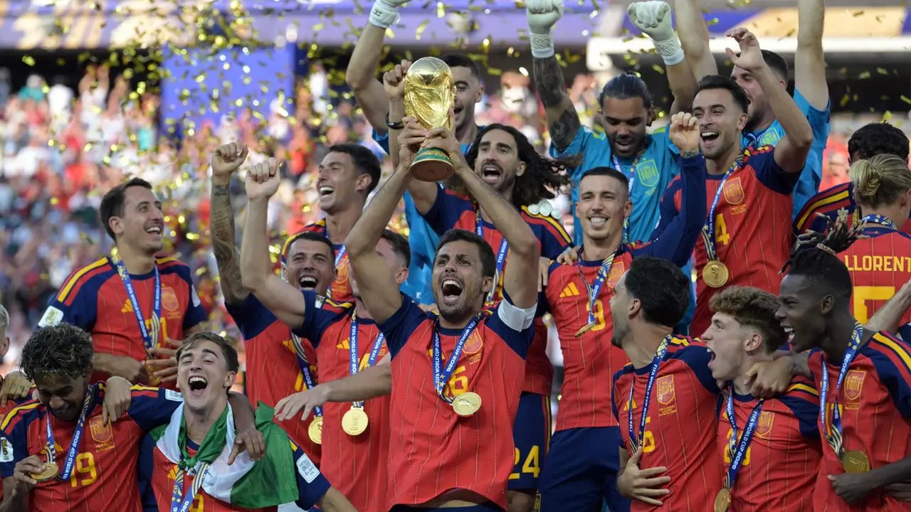 L'esultanza della nazionale di calcio maschile spagnola dopo la vittoria riportata contro l'Argentina.
(Fotografia di Ansa/via AFP)