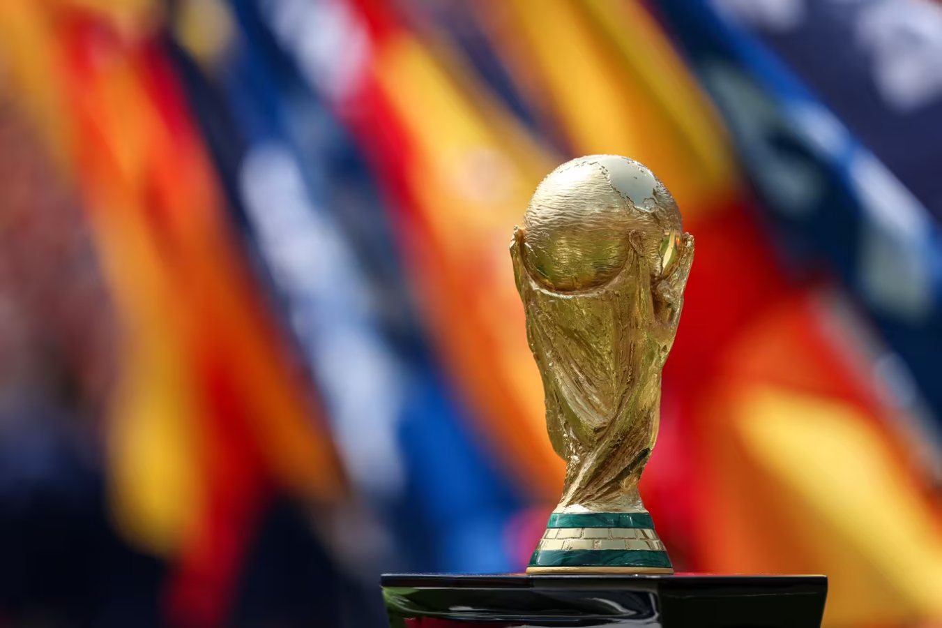 L'iconico trofeo della Coppa del Mondo FIF. (Fotografia tratta da fifa.com)