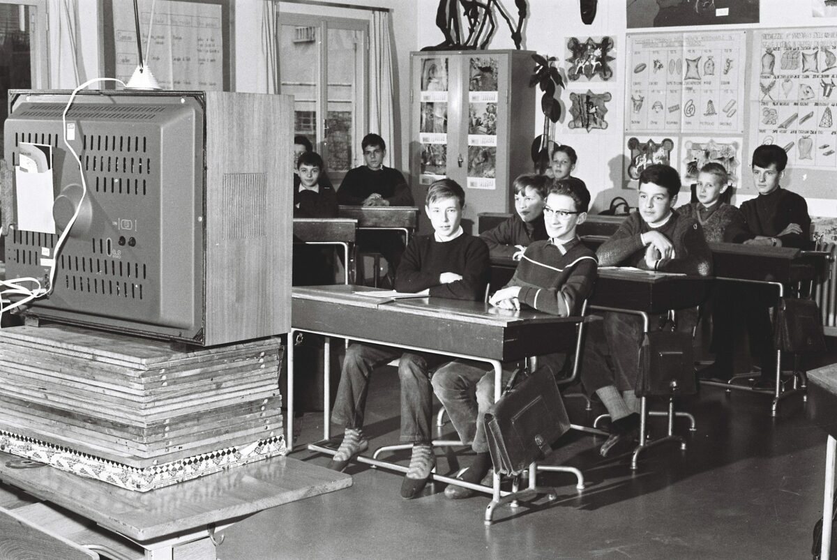 Una lezione di Telescuola. (Foto tratta da INDIRE, Istituto Nazionale Documentazione Innovazione Ricerca Educativa)