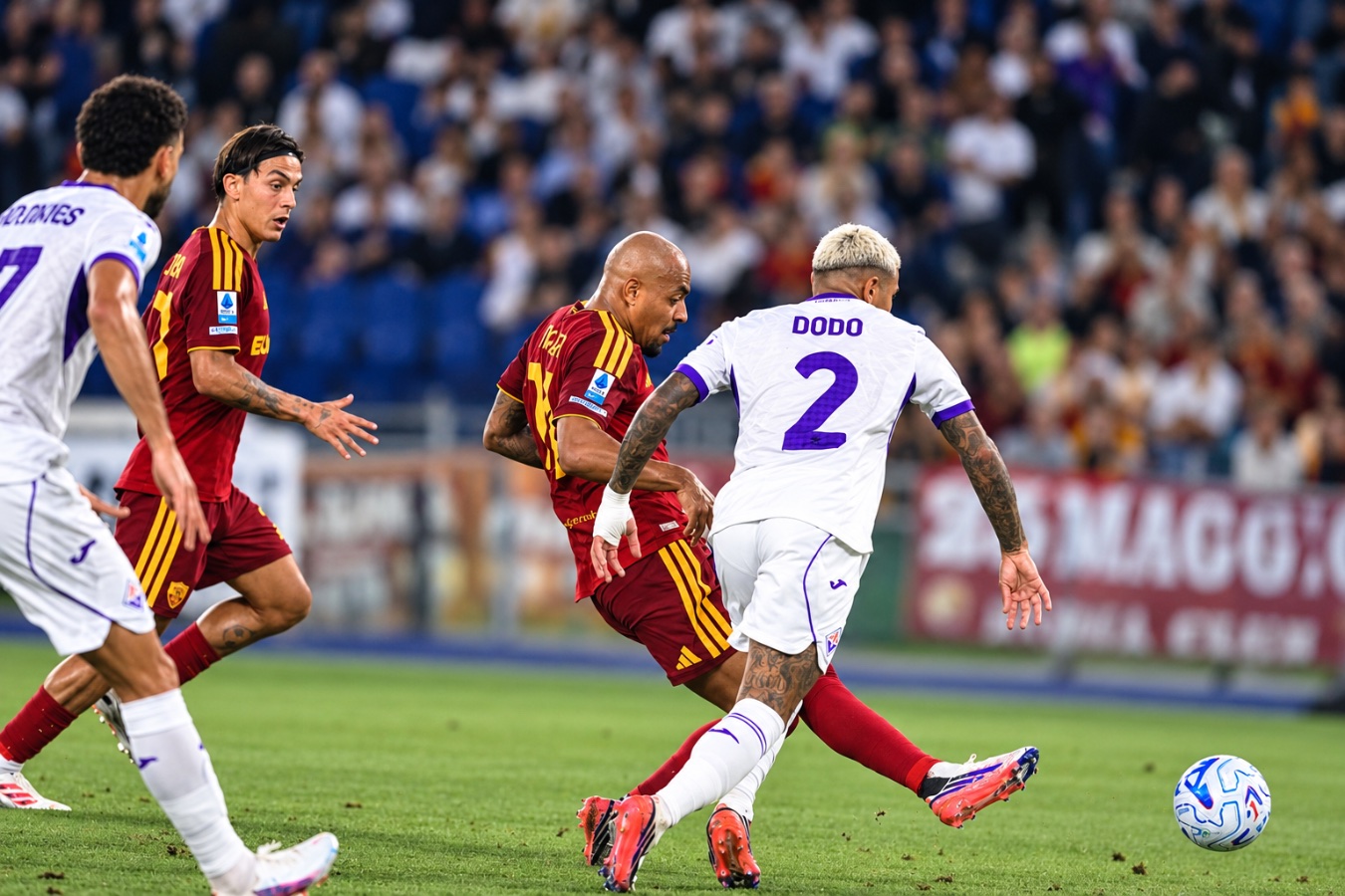 Donyell Malen (della AS Roma) in uno scontro fisico con Dodo (della AC Fiorentina) nella partita Roma-Fiorentina, terminata 4-0 per i giallorossi. (Fotografia di Eidon Press/Getty Images via AS Roma)