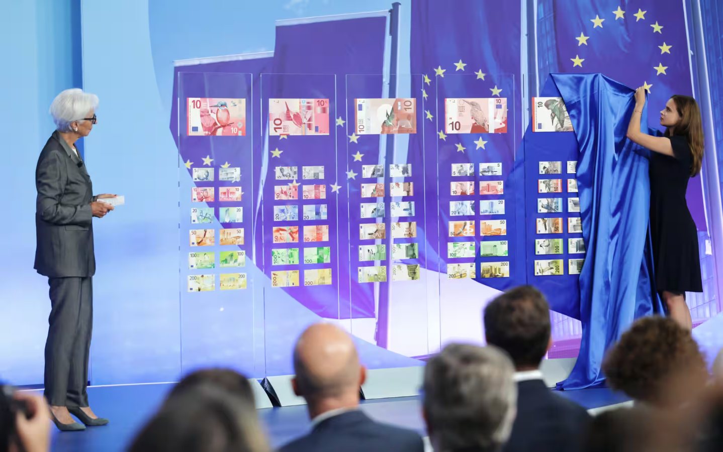 La presidente della Bce, la Banca centrale europea, svela i design finalisti per le nuove banconote dell'euro. (Fotografia di Getty Images)